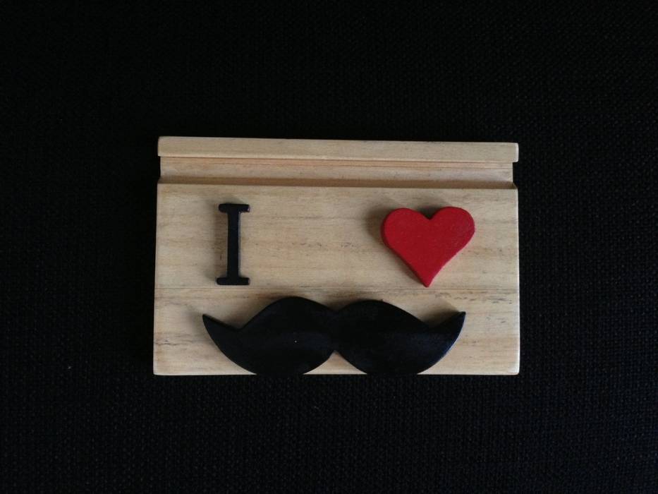 I Love Moustache iPad Standı, Marangoz Çırağı Marangoz Çırağı Studio in stile industriale Accessori & Decorazioni