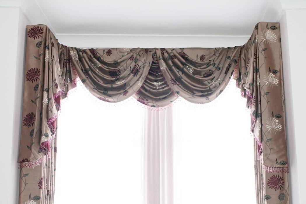 Elegant floral swag and cascade curtain. Alf Onnie Classic style windows & doors Curtains & drapes