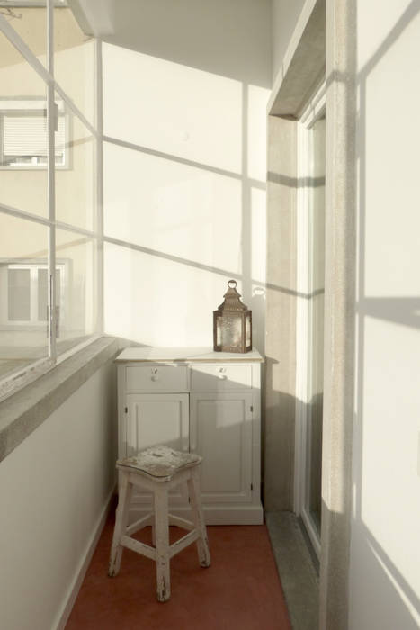 Apartamento na Av. Roma, Atelier da Calçada Atelier da Calçada Balkon, Veranda & Terrasse im Landhausstil