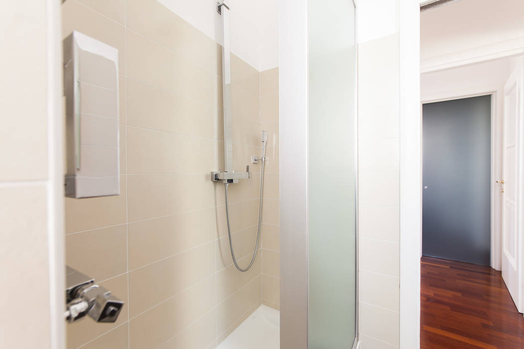 Appartamento a Roma Nord, Edi Solari Edi Solari Minimalist bathroom Bathtubs & showers