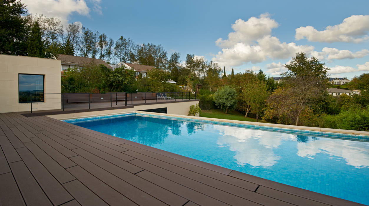 Zona del nuevo garaje habilitando una piscina DECONS GKAO S.L. Casas de estilo moderno