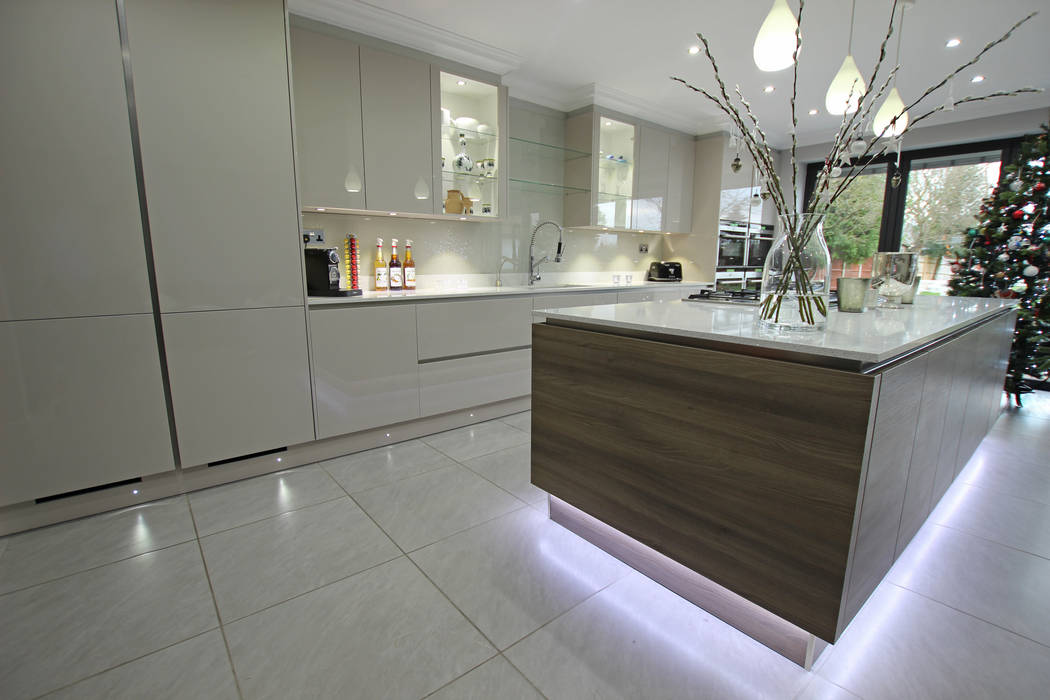 Modern wood floating effect kitchen island LWK London Kitchens Cocinas de estilo moderno