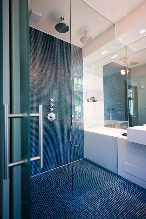 homify Modern Bathroom