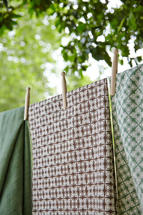 Cotton and linen hand screen printed fabrics akin & suri Skandynawska sypialnia Tekstylia