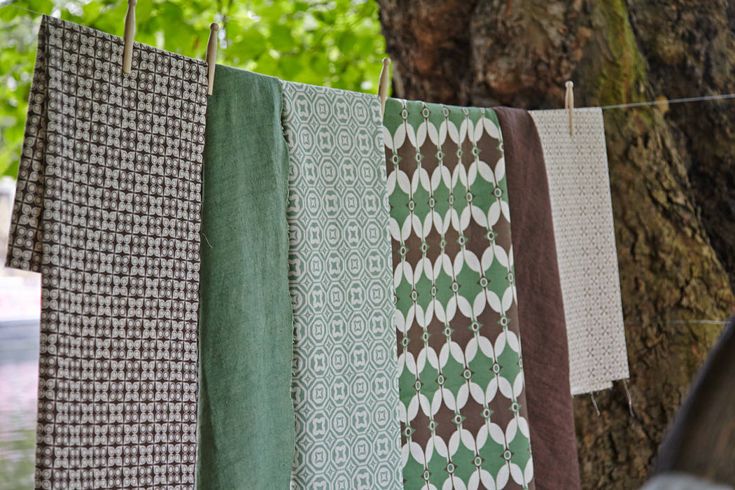 Cotton and linen hand screen printed fabrics akin & suri Dormitorios de estilo escandinavo Textiles