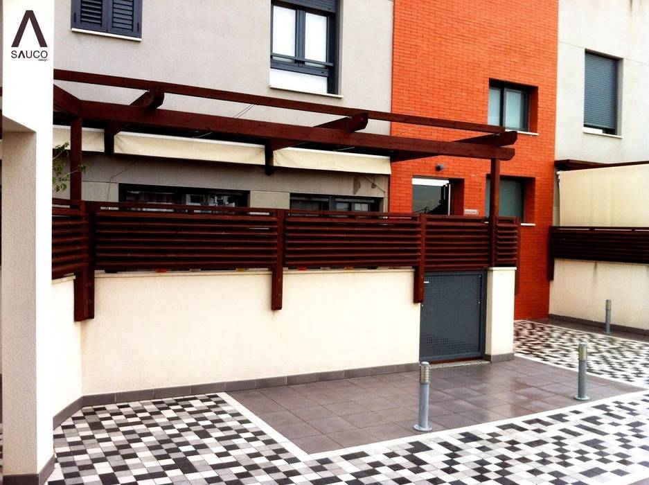 Pérgolas en residencial, SAUCO DESIGN S.L. SAUCO DESIGN S.L. minimalist style balcony, porch & terrace