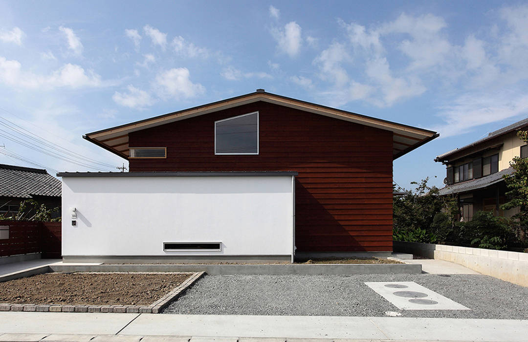 一色白山の家 | house of isshikihakusan, haco建築設計事務所 haco建築設計事務所 一戸建て住宅 空,雲,建物,植物,シェード,フィクスチャ,路面,アスファルト,土地区画,ガレージのドア