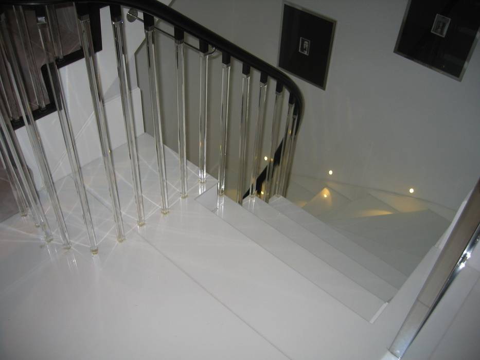 White Japonais: floors, steps in a mansion, Stoneville (UK) Ltd Stoneville (UK) Ltd Modern corridor, hallway & stairs