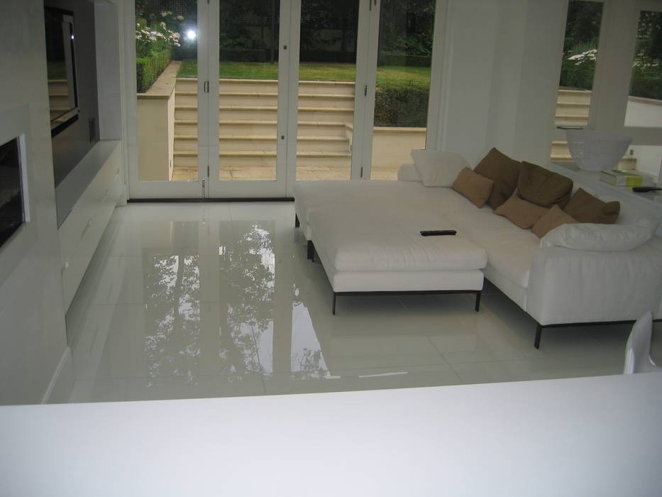 White Japonais: floors, steps in a mansion, Stoneville (UK) Ltd Stoneville (UK) Ltd Modern dining room