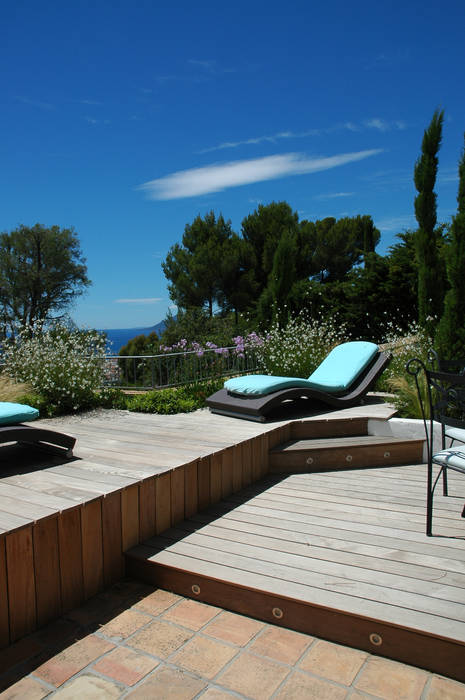 Terrasse avec vue sur la baie de Cannes, Exterior Design Exterior Design Balcon, Veranda & Terrasse méditerranéens Ciel,Plante,Nuage,bleu azur,Arbre,Ombre,Mobilier de jardin,loger,Bois,Design urbain
