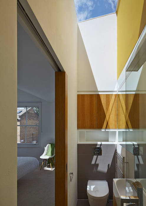 Ensuite bathroom lit by skylight Neil Dusheiko Architects Modern Banyo