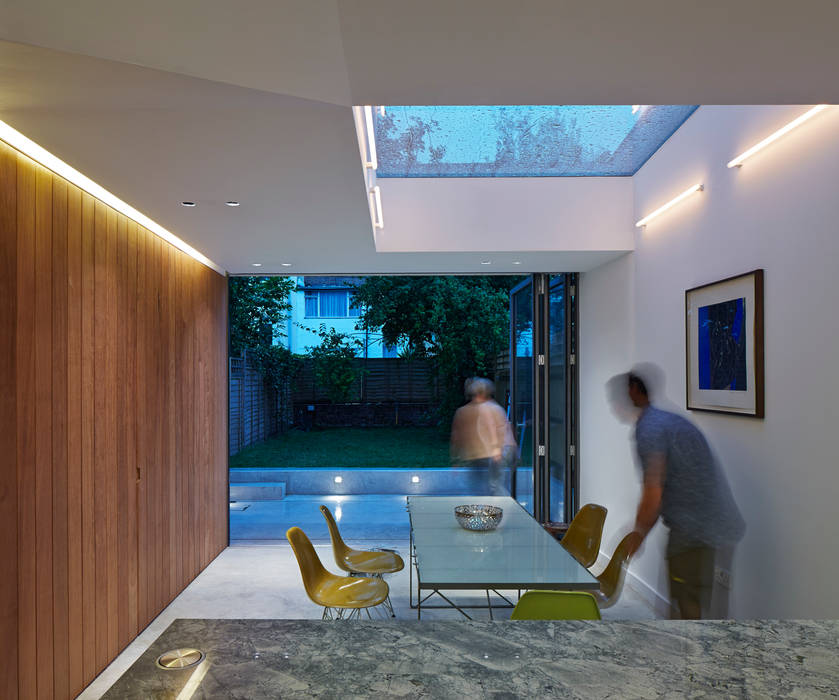 View towards dining area at night Neil Dusheiko Architects Salle à manger moderne