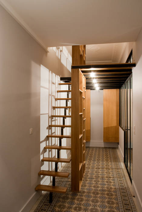 Le couloir Vanessa Bridier Couloir, entrée, escaliers modernes Imeuble,Bois,Fixation,loger,Porte,Design d&#39;intérieur,Sol,Sol,Ligne,Échelle