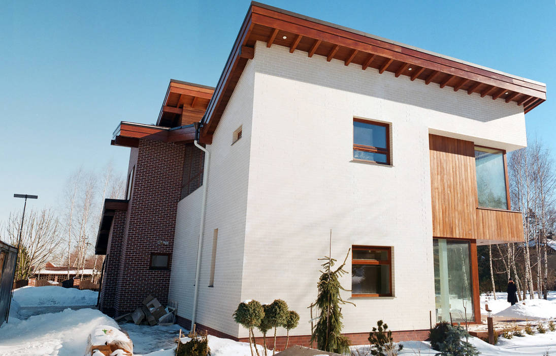 Современный дом с малым углом кровли и панорамным остеклением, АВК АВК Scandinavian style houses