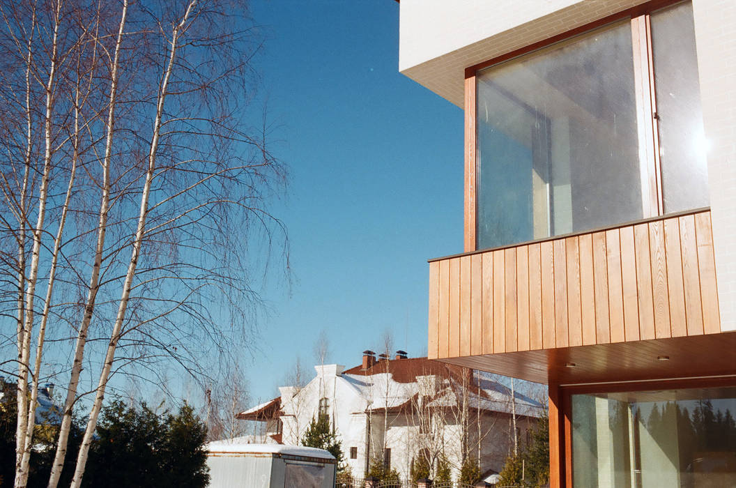 Современный дом с малым углом кровли и панорамным остеклением, АВК АВК Scandinavian style houses