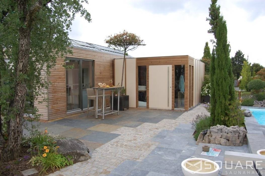 Saunahaus Square Xxl Als Grosses Poolhaus Mit Sauna Fassade Larchenholz Rhombusprofil Modernes Messe Design Von Square Saunahaus Modern Homify