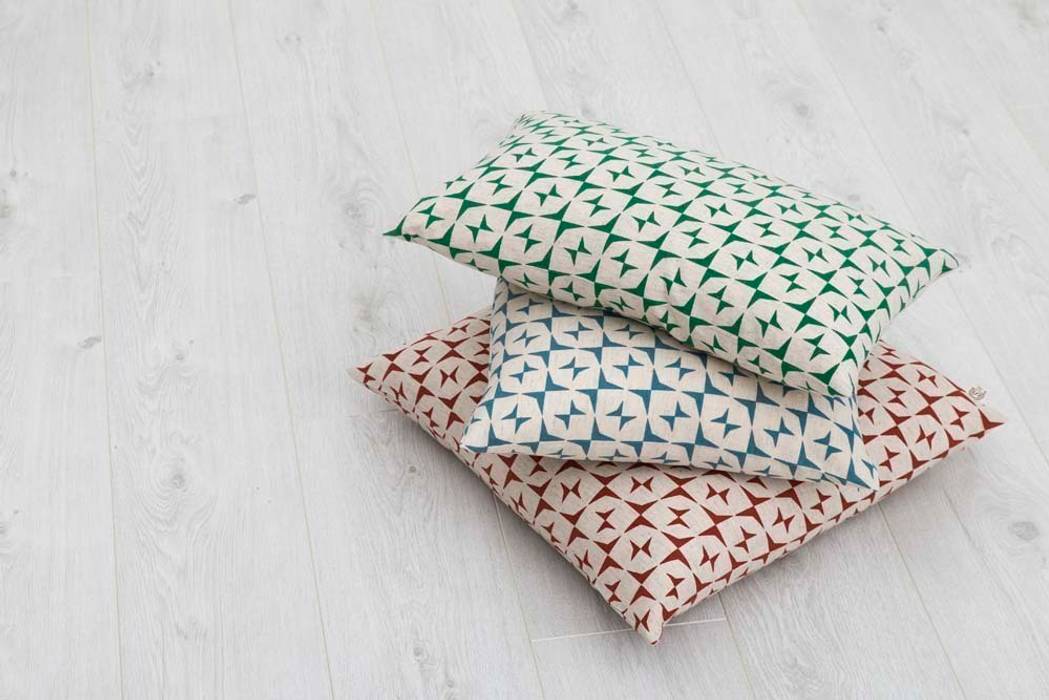 Cotton and linen hand screen printed cushions akin & suri Habitaciones de estilo escandinavo Textiles