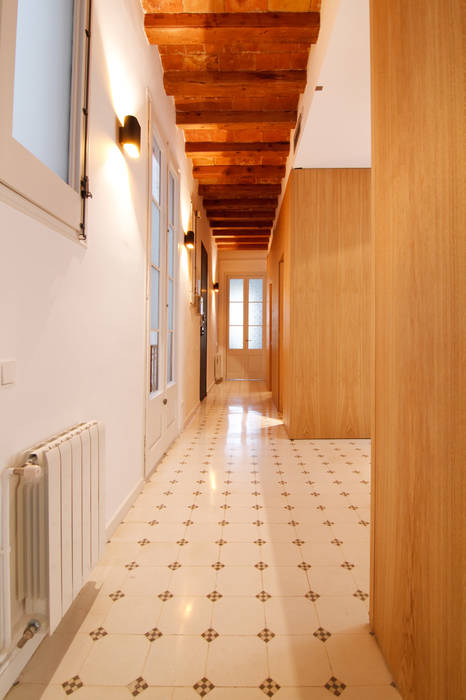 Rehabilitación de Piso en el "Eixample" de Barcelona IF arquitectos Pasillos, vestíbulos y escaleras de estilo ecléctico