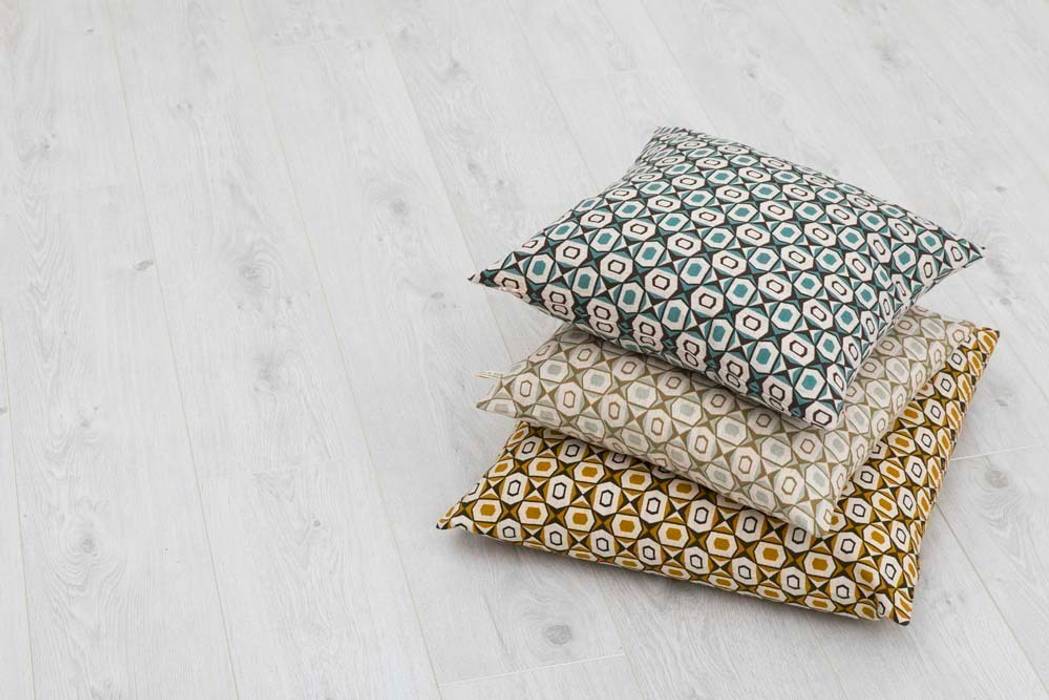 Cotton and linen hand screen printed cushions akin & suri Habitaciones de estilo escandinavo Textiles