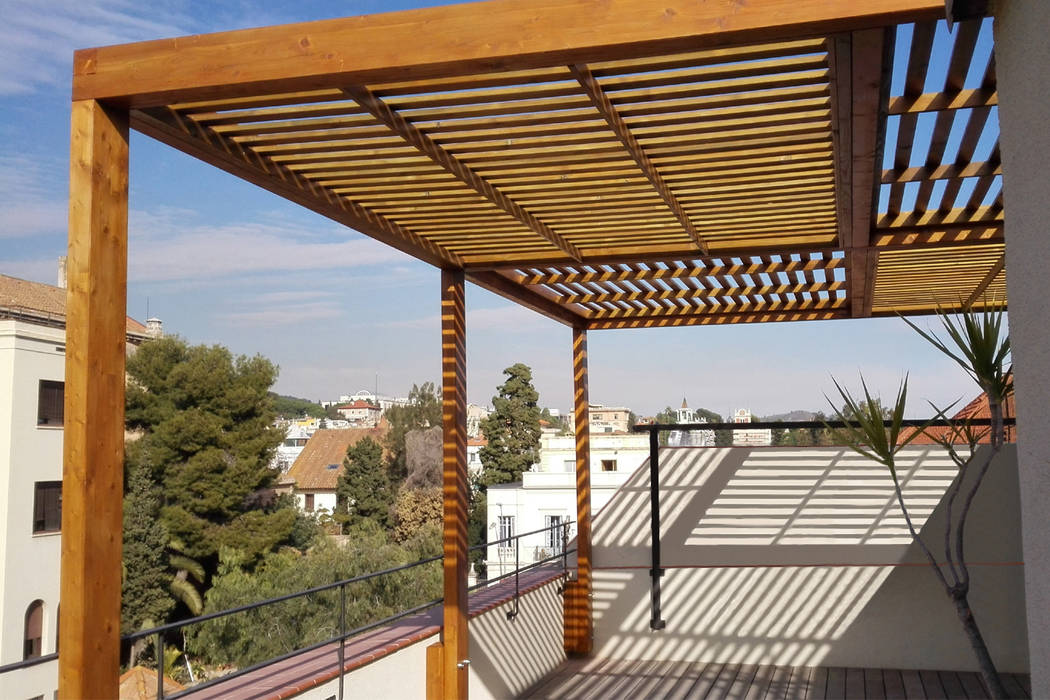 Pérgola para terraza de un piso en Barcelona mobla manufactured architecture scp Balcones y terrazas de estilo colonial