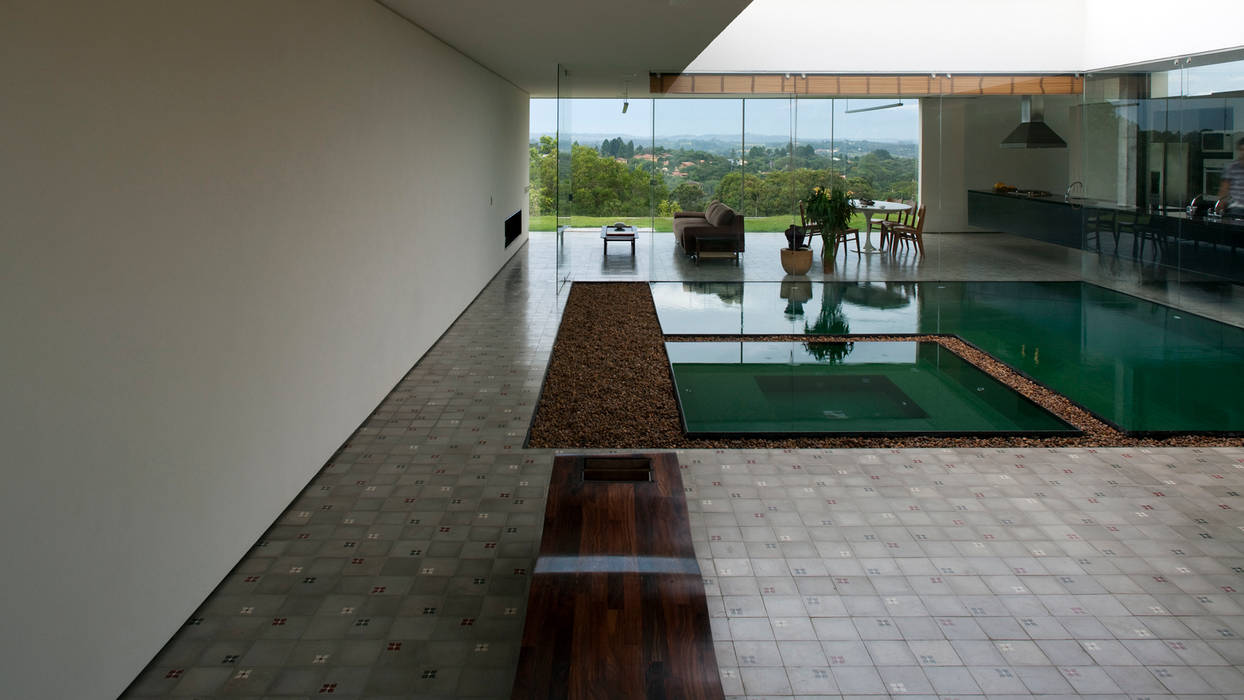 Terraço, piscina e sala de estar Tacoa Varandas, marquises e terraços modernos