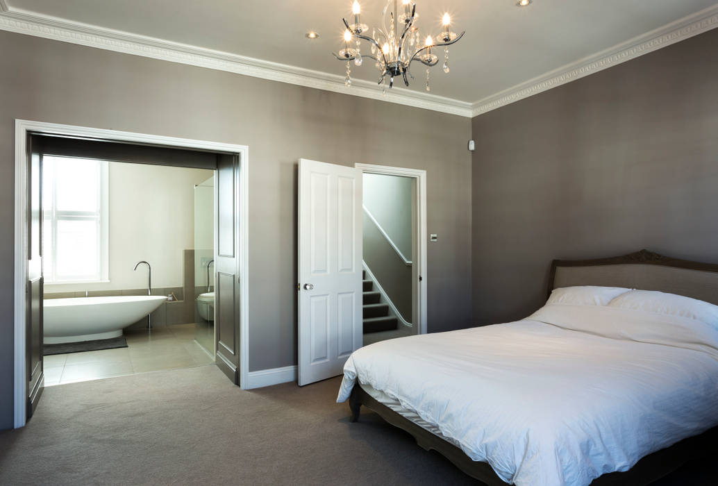 Master bedroom with ensuite bathroom Affleck Property Services Cuartos de estilo moderno