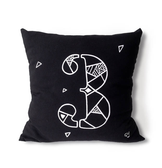 Numbers of Luck pillow series, Carbon Dreams by Gül Arı Carbon Dreams by Gül Arı Camera da letto moderna Tessili