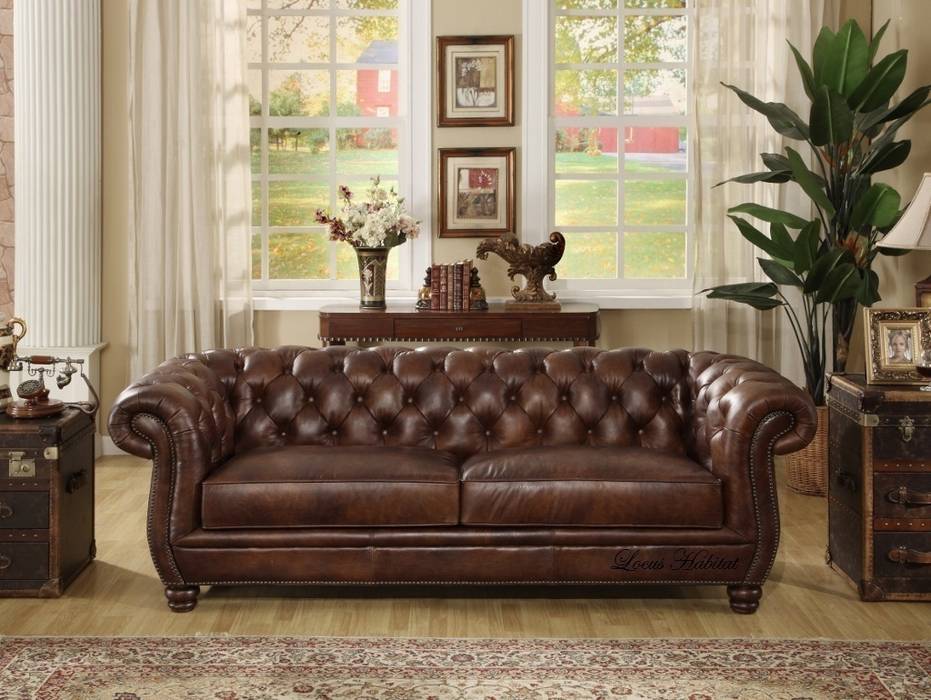 Designing Country Home with a Leather Sofa, Locus Habitat Locus Habitat Salas de estilo clásico Sofás y sillones