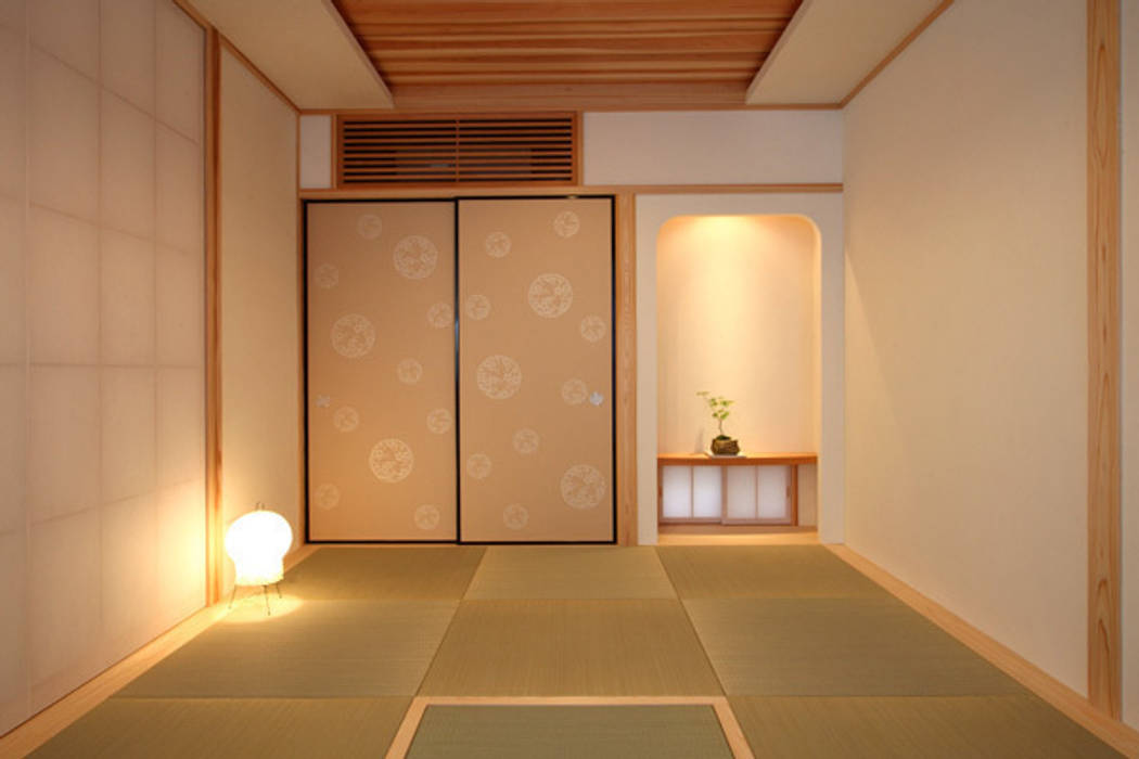 Books And Gardens 和室 床の間方向 アーキシップス京都 モダンデザインの 多目的室 Homify
