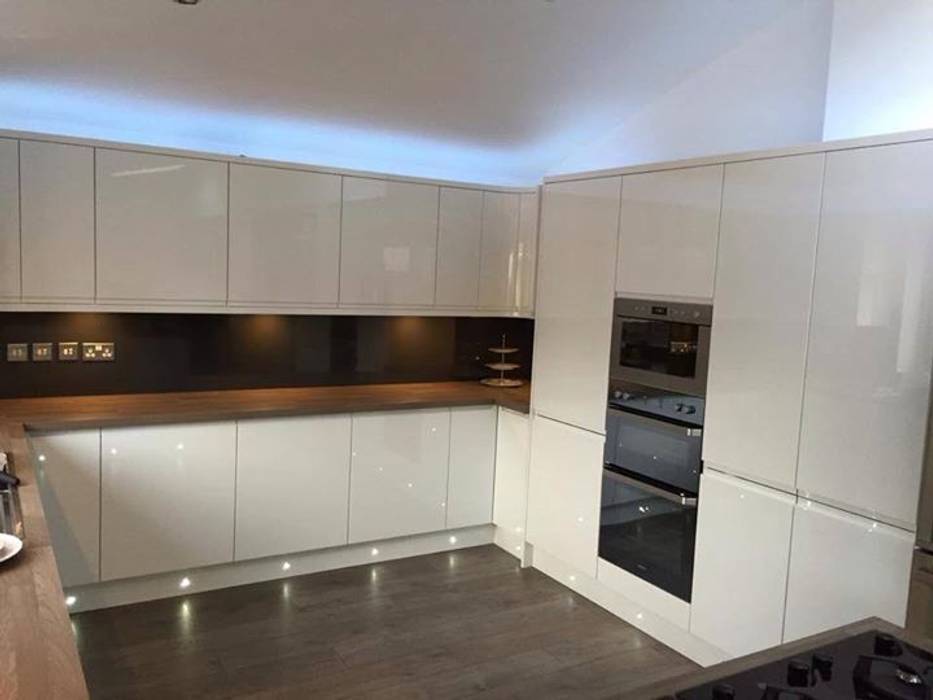 Smiths in Action, Smiths fitted wardrobes Ltd Smiths fitted wardrobes Ltd Modern kitchen Cabinets & shelves