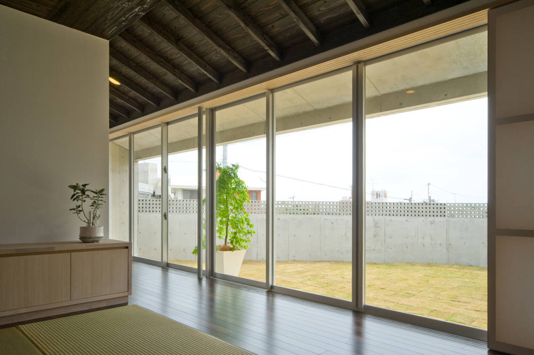 庭の家, プラソ建築設計事務所 プラソ建築設計事務所 Modern Corridor, Hallway and Staircase