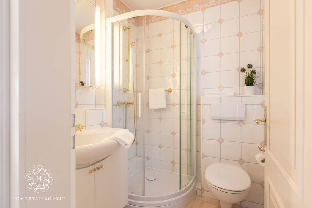 Home Staging Doppelhaus in Westerland/Sylt, Home Staging Sylt GmbH Home Staging Sylt GmbH Classic style bathroom
