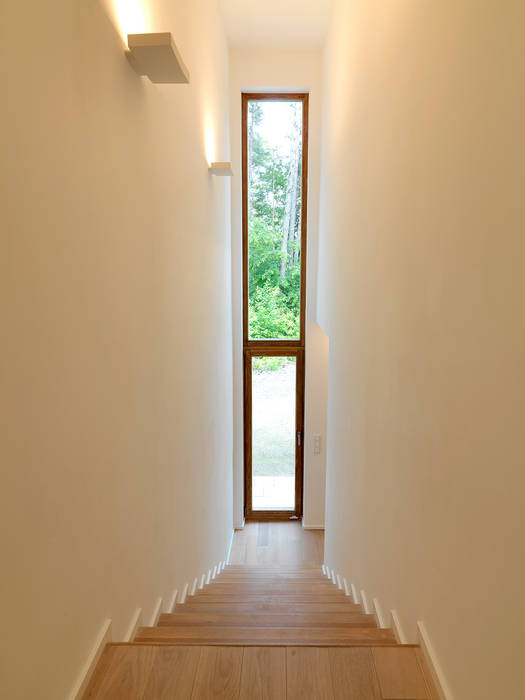 Fenster zur Natur, Bermüller + Hauner Architekturwerkstatt Bermüller + Hauner Architekturwerkstatt Minimalist corridor, hallway & stairs