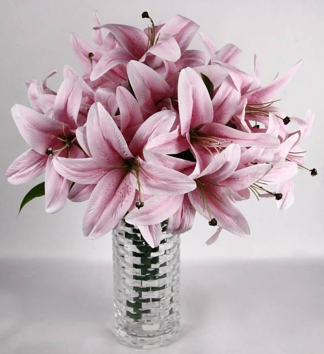 Pink Lily bunches in a minimalist arrangement Uberlyfe Eclectic style living room Accessories & decoration