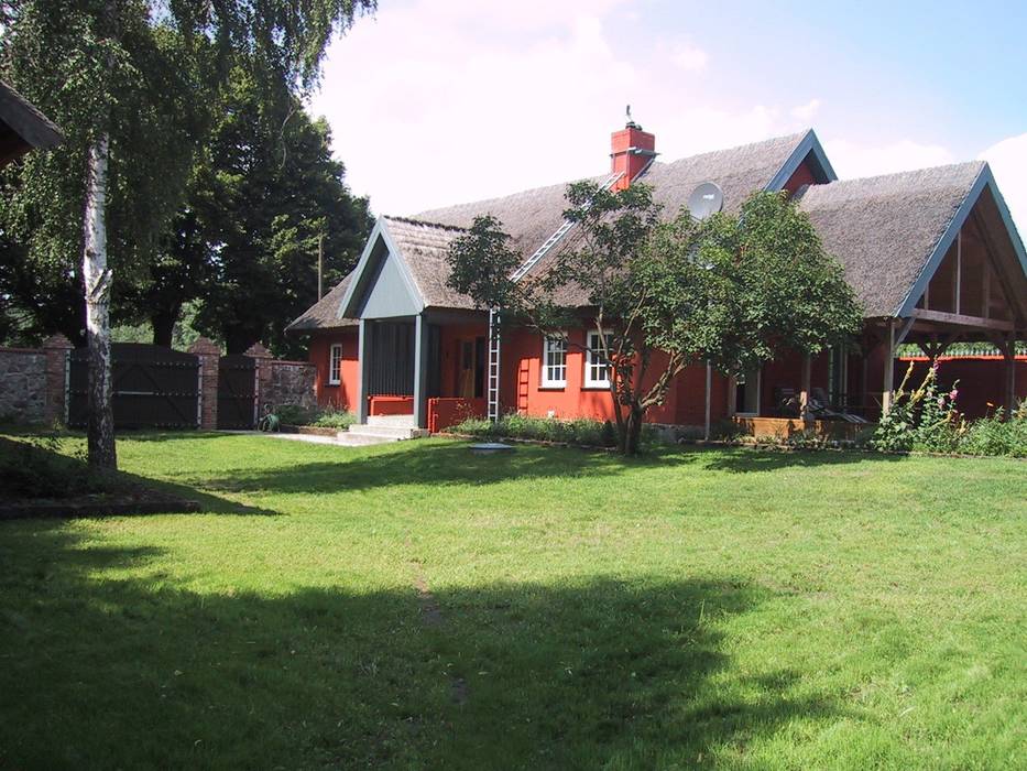 Außenansicht Wohnhaus nach dem Umbau Stockwerk Orange Garten im Landhausstil Pflanze,Himmel,Wolke,Gebäude,Fenster,Haus,Baum,Grundstück,Gras,Schatten