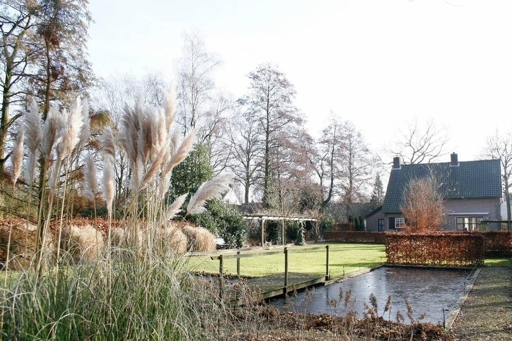 also in winter the garden is stunning- ook in de winter is de tuin geweldig mooi. FLORERA , design and realisation gardens and other outdoor spaces. Country style garden