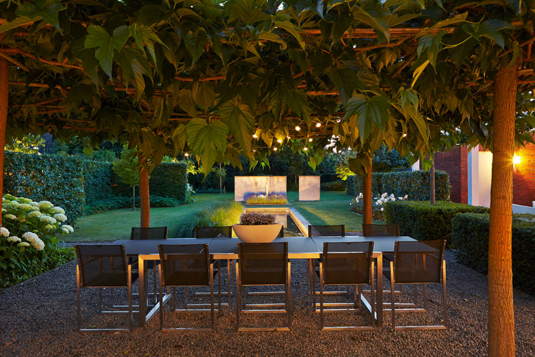 timeless attractive garden with velvet ambiance and in complete harmony/ sfeervolle tuin met bijzondere ambiance in volledige harmonie. FLORERA , design and realisation gardens and other outdoor spaces. Jardines de estilo moderno