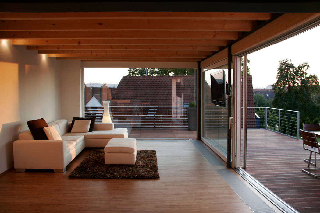 Wohnzimmer Mit Fliesendem Ubergang Zur Terrasse Moderne Wohnzimmer