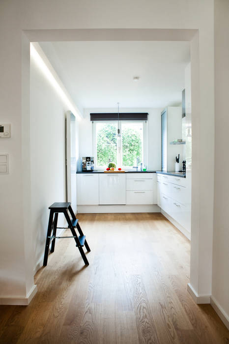 Ein Reihenhaus von 1960 erstrahlt in neuem Glanz, Bettina Wittenberg Innenarchitektur -stylingroom- Bettina Wittenberg Innenarchitektur -stylingroom- Cucina moderna