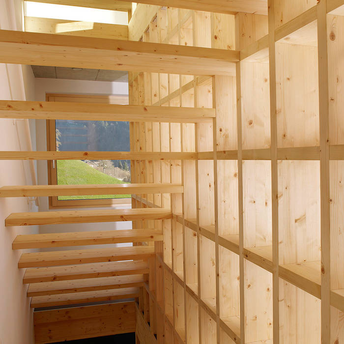 Haus Sumiswald, Translocal Architecture Translocal Architecture Minimalistischer Flur, Diele & Treppenhaus Regale,Holz,Holzbeize,Linie,Haus,Hartholz,Planke,Regal,Holz,Bodenbelag