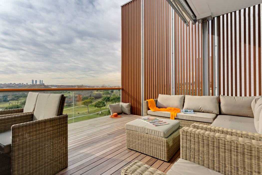 A Spectacular View - Madrid Apartment, Design by Deborah Ltd Design by Deborah Ltd Balcone, Veranda & Terrazza in stile moderno