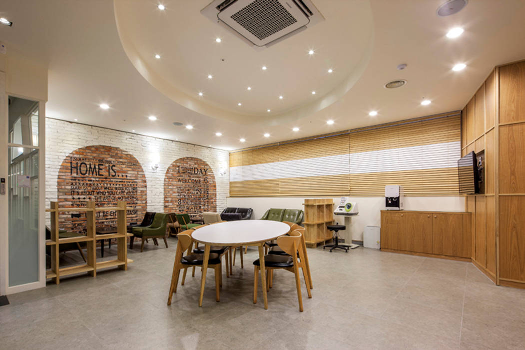 FAMILY DENTAL CLINIC, FRIENDS DESIGN FRIENDS DESIGN Commercial spaces Hospitals