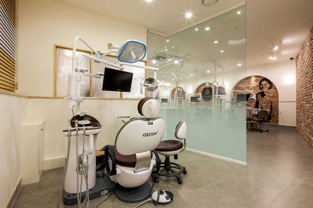 FAMILY DENTAL CLINIC, FRIENDS DESIGN FRIENDS DESIGN Espacios comerciales Hospitales