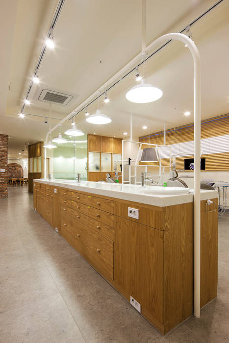 FAMILY DENTAL CLINIC, FRIENDS DESIGN FRIENDS DESIGN Commercial spaces Hospitals