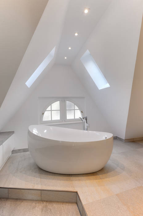 Haus Kaiser, 28 Grad Architektur GmbH 28 Grad Architektur GmbH Modern style bathrooms Bathtubs & showers