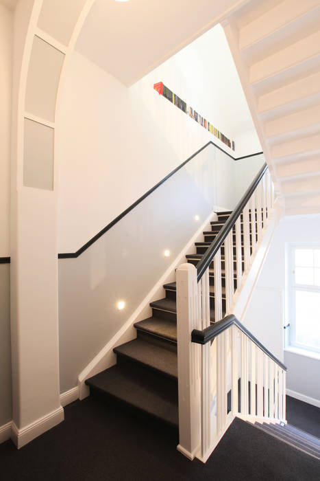 Haus Kaiser, 28 Grad Architektur GmbH 28 Grad Architektur GmbH Classic style corridor, hallway and stairs