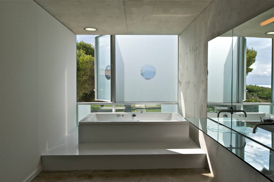 Maison Piscine, St Cyr sur Mer, MOA architecture MOA architecture Banheiros minimalistas