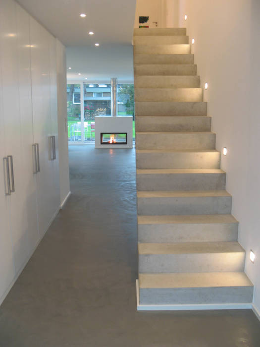 Neubau eines Einfamilienhauses mit Garage 50999 Köln, STRICK Architekten + Ingenieure STRICK Architekten + Ingenieure Cầu thang Stairs