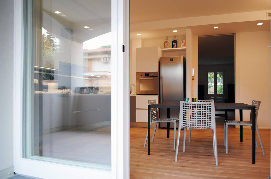 La cucina vista dal terrazzo cucina moderna di studio498 ...