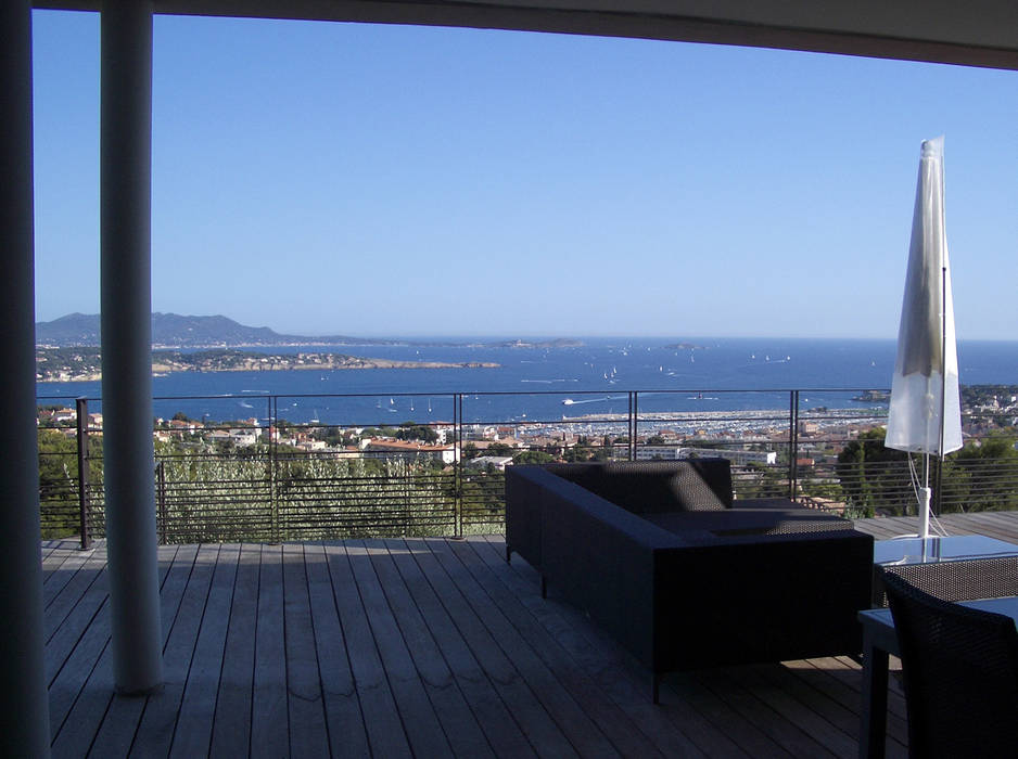 Un jardin contemporain, un balcon sur la mer, Vanessa Cottin Vanessa Cottin Modern balcony, veranda & terrace